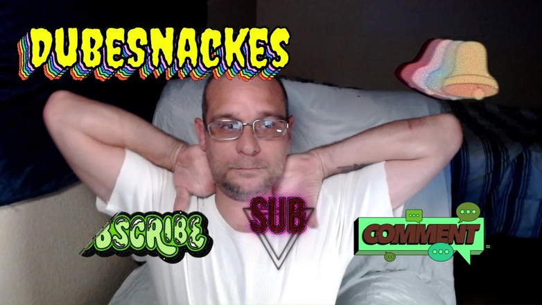 DubeSnackes: Dubesnackes, Si Masturba a Mezzanotte Prima Di Coricarsi. Sdraiato a...