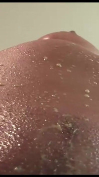 Une Blonde Chaude Au Corps Parfait Se Fait Gicler Partout Pendant Qu’elle Se Masturbe