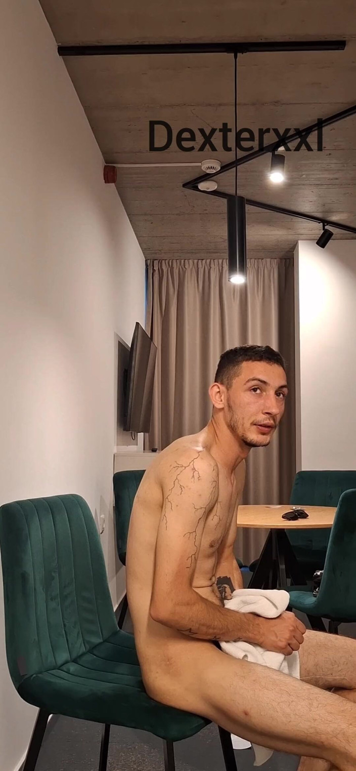 Dexterxxlfun: Je taille une pipe à Honza. Jeune mec mince et sexy...