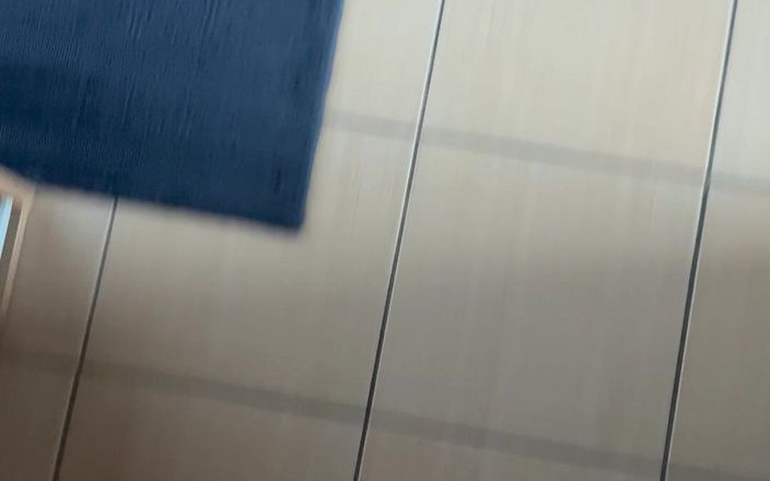 Feet: Відео від першої особи: звук шльопанців під час прогулянки в сірих легінсах
