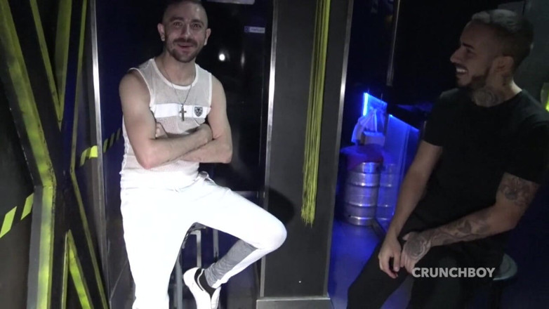 Young French dudes with big cocks: Arap Kalil, Pablo Hierro tarafından korunmasız kullanılıyor