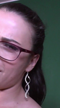 Preñada en gangbang mira cornudo con chicos mayores