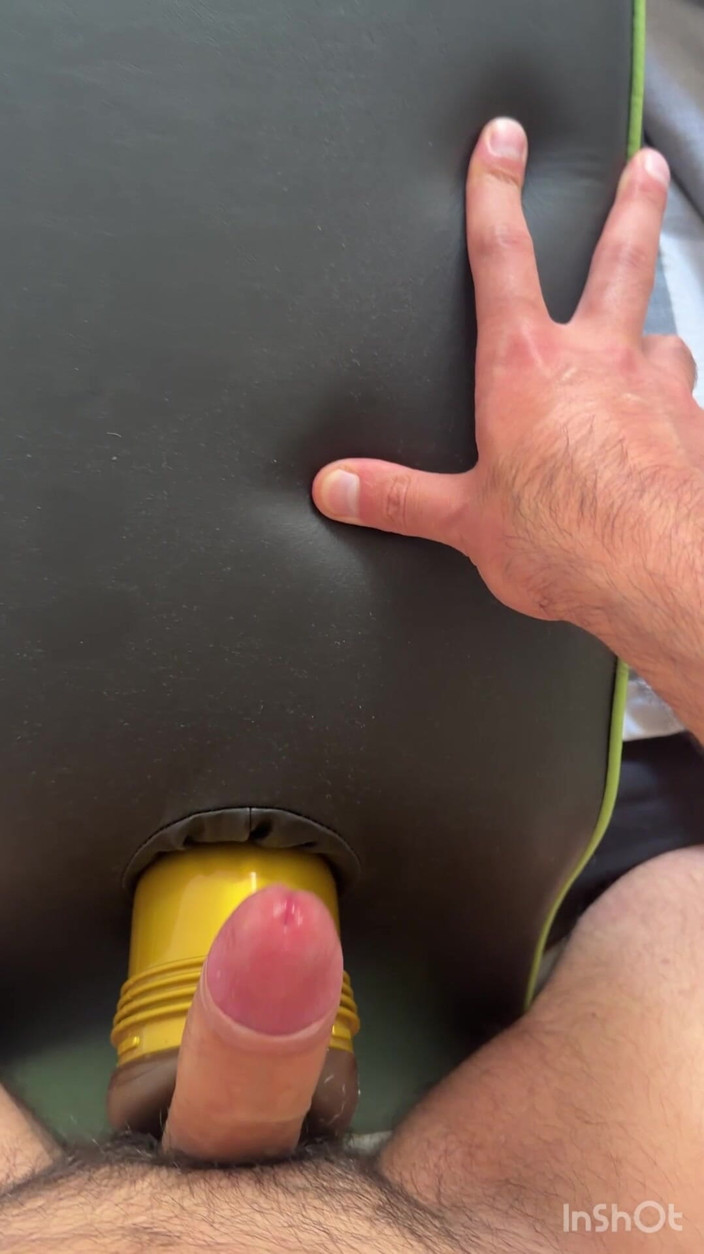 Fratchino: Un tip excitat se fute cu Fleshlight