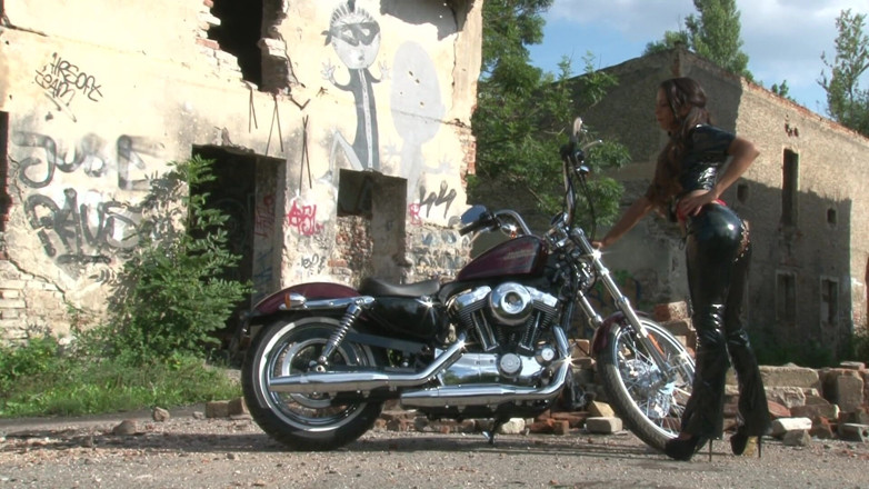 Public Entertainment: Znakomita brunetka dokucza na zewnątrz przez chopper