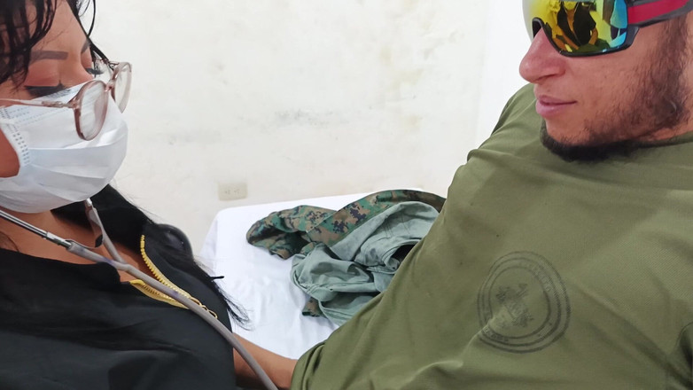 NEGRITA SEXY: Un doctor pipăie senzual un soldat în cabinetul doctorului în timpul unei...