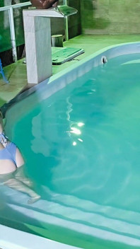 Kepergok lagi berbuat nakal! Dua cewek rambut cokelat kepergok masturbasi di kolam kondo