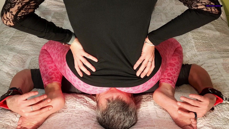 goddess82: Rimani sotto il mio culo rotondo perfetto!