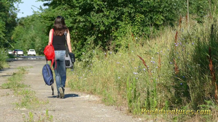 Pee Adventures: Svuota il suo in erezione sul lato della strada
