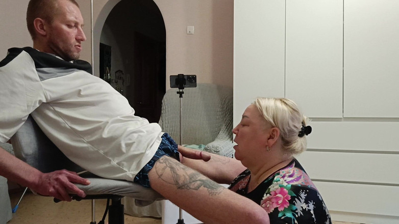 Zona901: Ibu tiri memberikan blowjob untuk dapat pancutan mani yang mencukupi