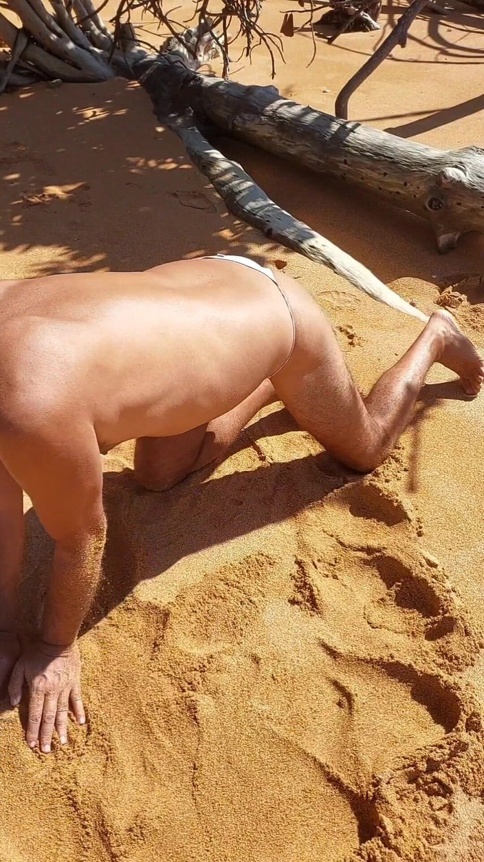 Ladysilvas: Ladysilva Crossdress na plaży w majtkach Co za gorąca dupa