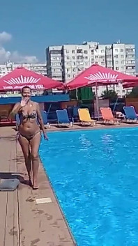 Jak se sexuálně osamělá žena v domácnosti na dovolené v bazénu učí potápět