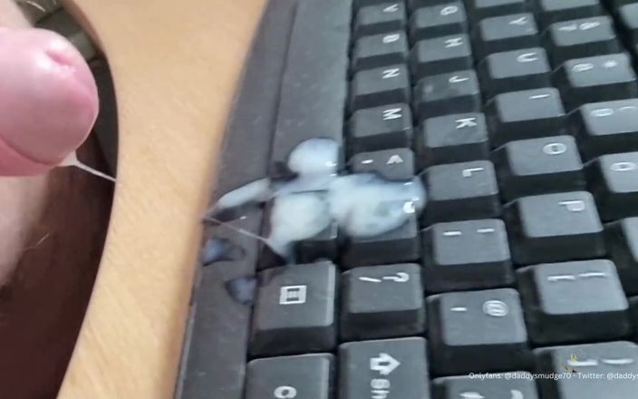Daddysmudge: Papa spunkt op het toetsenbord in kantoor