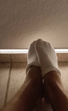 TheGoldenDom: Ti piacciono i miei piedi qui?