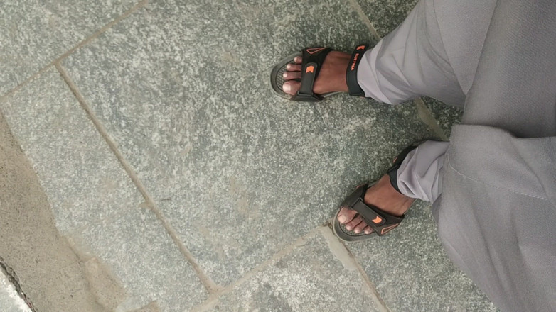 Tamil 10 inches BBC: Tamilteninches grande nero in piedi sull'autobus