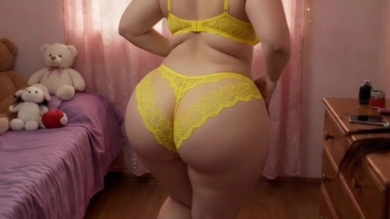 Xprohibidox1: Mulher rabuda de leggings amarelas balançando a bunda