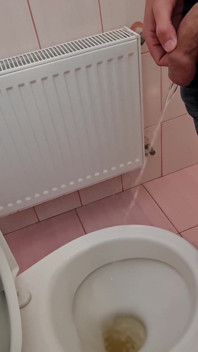Chlap Dlouho chčije na veřejné toaletě a dělá selfie