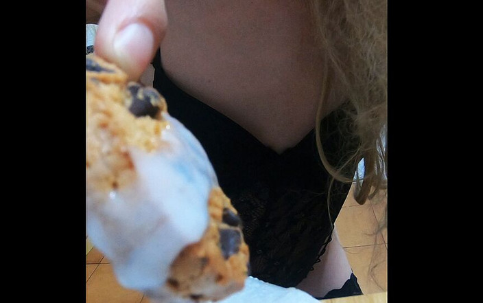 Ane Get Horny: Lábios vermelhos gozam na comendo biscoitos
