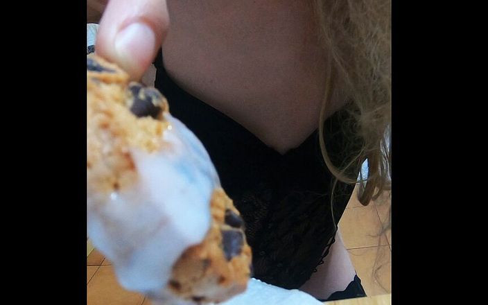 Ane Get Horny: Labios rojos se corren en comer galletas