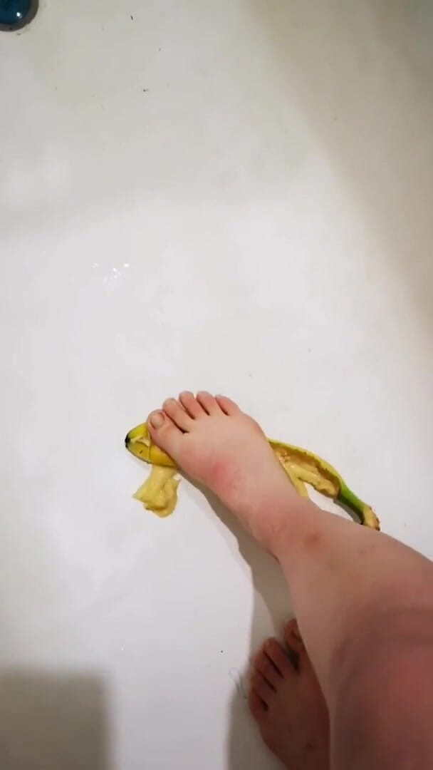 Erotic college: I like banana between the legs