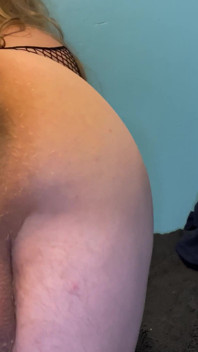 Femboy dengan pantat gemuk twerking