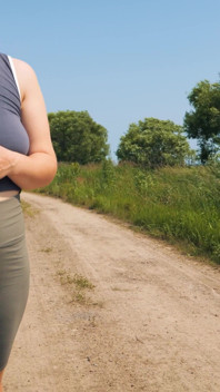 118. Lass uns einen Spaziergang in der frische Luft gehen? Folge mir und wichs zu meinem Hintern in Shorts, meinen Beinen und nippeln.
