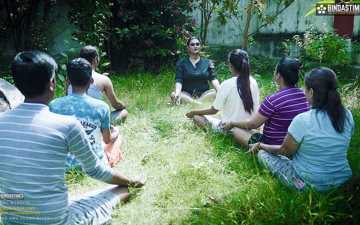 Cine Flix Media: Indyjska nauczycielka jogi z dużymi cyckami oferuje jeden ze swoich...