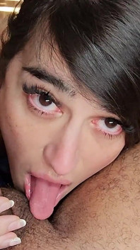 La primera vez de la chica trans asiática Daniella Tea follada por un chico en cámara