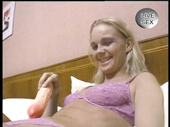 Horny Two really wet MILFs: Blonďatá děvka dostane kundičku robertkem a oholí kameraman