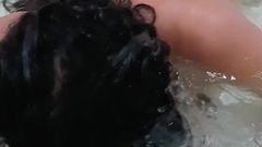 Anabel 693: 水下，戴着眼睛吹泡泡