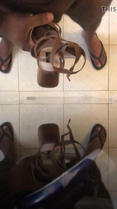 Sexy sereppu: Yeni sandalet deniyor