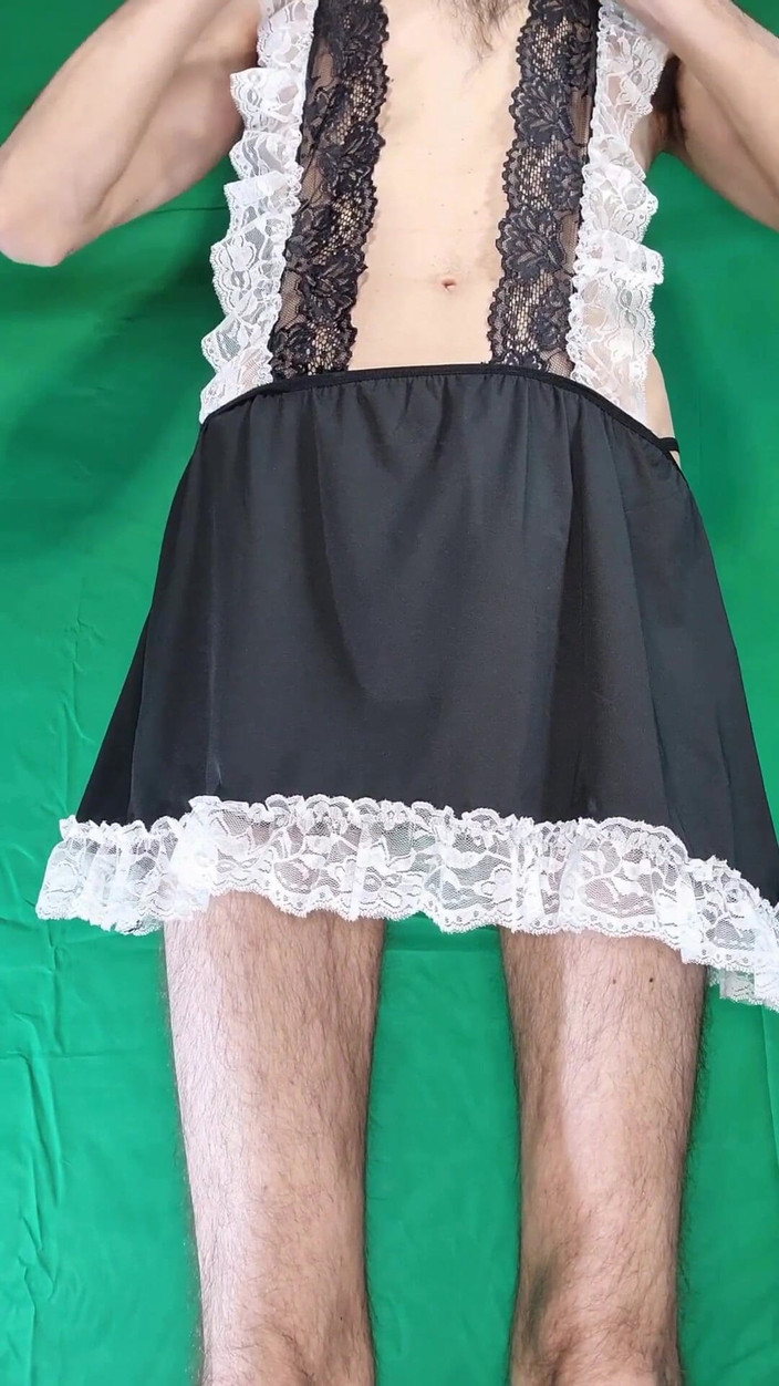 HeIsSooThin: Przymierz kostium pokojówki!