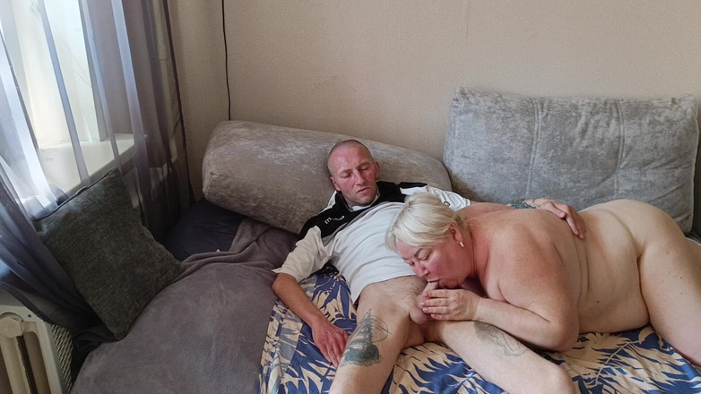 Zona901: Diepe pijpbeurt van een buurvrouw met het zuigen en slikken...