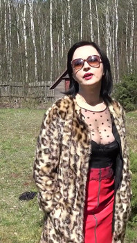 MILF Wanilianna Is Having a Lot of Fun with Herself in a Public Park
