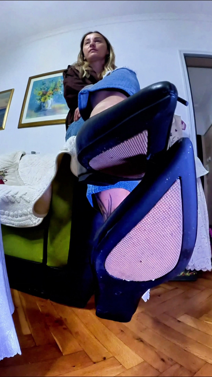 Mistressyammyboots: Dangling Disdain: Casual Swings and Low Shoe Supremacy