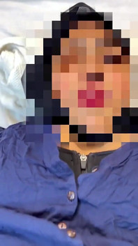 継息子はアラブのホットな継母の手マンと極端なスクワーを捕まえました...パンティーで彼女のドギースタイルのアナルと濡れた猫のファックを助けてください