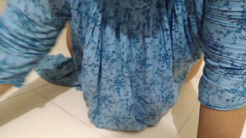 Aria Mia: 第2部分：埃及热辣熟女继母被困在床上，而她则在清洁室中摇晃她的大屁股，然后被操