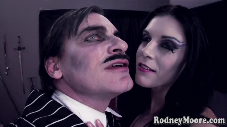 Rodney Moore: India Summer ca Parodia Morticia