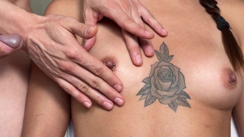 Primiciax: Piercing Al Capezzolo - Adorano E Giocano Al Capezzolo