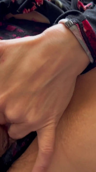 Aku ngasih aku tawaran pantat dan memekku sama ibu mertuaku yang nakal yang suka banget di-anal, dan aku fingering memekku sendiri kayak pelacur jalang