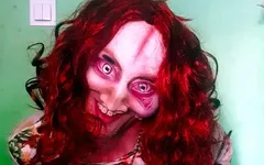 Kåt demonslyna i sängen behöver en exorcist