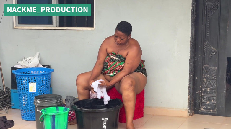 NACKME_PRODUCTION: Africká máma multitasks v neděli ráno