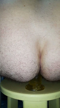 Obrovské průhledné dildo mi šuká zadek zblízka