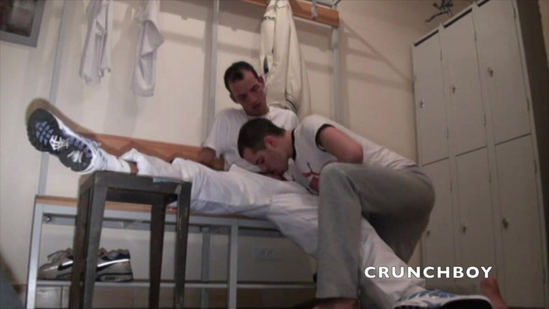 FRENCH AMATORS SEXTAPES: Joven deportivo follada en el vestuario