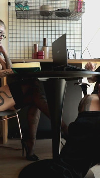 Une secrétaire sexy vêtue de bas, de lunettes et de talons se fait baiser sur la table