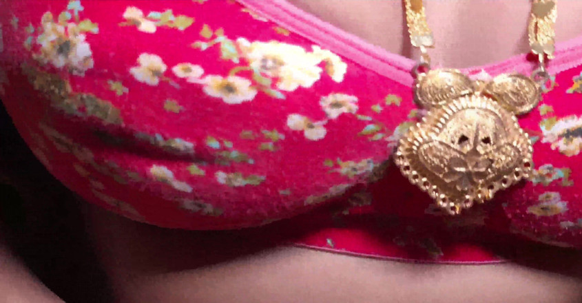 Desi step mom: Desi gorący prawdziwy seks wideo Bhabhi Noszenie sukienki i noszenie...