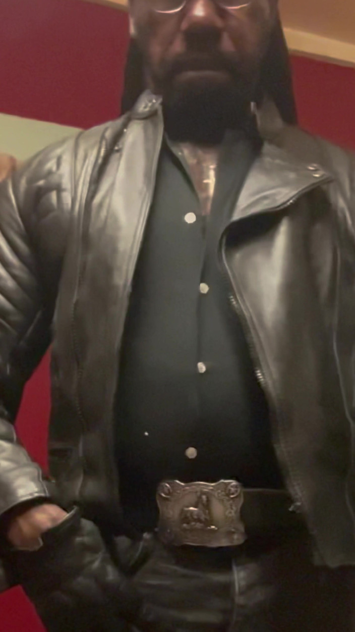 Black smoking muscle stepdad: Schwarzes leder raucht, vater