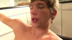 Bareback Boy Bangers Orange Media: 독점 영상 Bareback: 부엌에서 사정하는 섹시한 음란한 남친의 애널 섹스