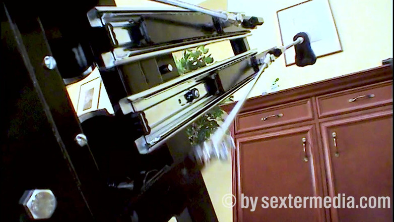 Petty by Sextermedia: Mega Orgasmo Com a Máquina