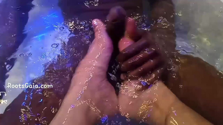RootsGaia: Footjob untuk besar di bilik air