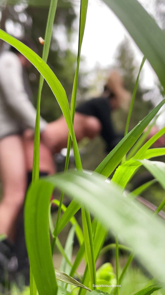 Spuirtcouplexxxx: Blonďatá milfka šuká venku v lese